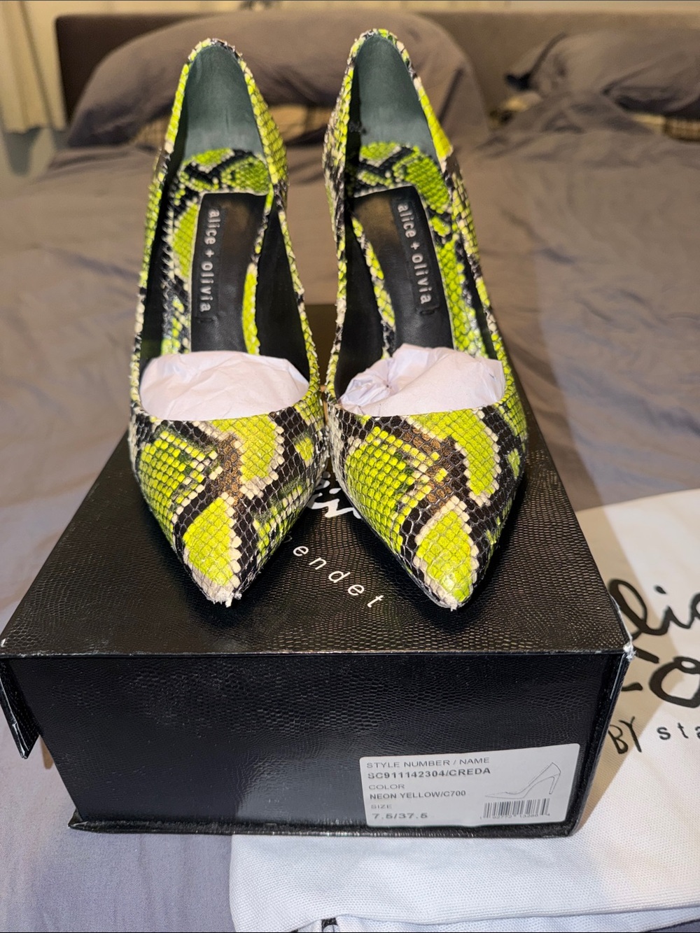 Alice + Olivia Neon Yellow & Black Snakeskin Pointed-Toe Pumps size 7.5